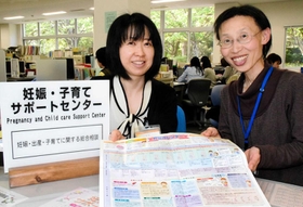 妊娠中からお母さんたちを支える小野市の保健師清水奈緒子さん(左)と和泉温美さん=同市役所 妊娠中からお母さんたちを支える小野市の保健師清水奈緒子さん(左)と和泉温美さん=同市役所