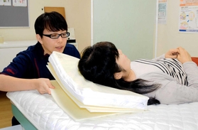 頭や首の位置を確認しながら枕の高さを計測する枕診断士=神戸市東灘区森北町1、小林整形外科クリニック 頭や首の位置を確認しながら枕の高さを計測する枕診断士=神戸市東灘区森北町1、小林整形外科クリニック