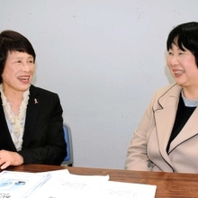 談笑するあけぼの兵庫の有本幸代さん(左)と川野紀子さん=神戸新聞社