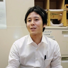 食中毒を予防するポイントを話す居蔵泰隆さん=神戸市役所