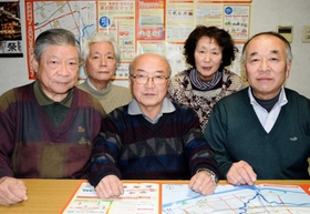 「1人も犠牲者を出さない」と対策を進める魚崎町防災福祉コミュニティの清原会長(中央)や石畠副会長(右手前)ら=神戸市東灘区魚崎南町3 「1人も犠牲者を出さない」と対策を進める魚崎町防災福祉コミュニティの清原会長(中央)や石畠副会長(右手前)ら=神戸市東灘区魚崎南町3