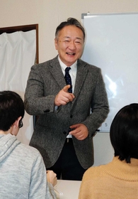 自立訓練事業所の利用者らと触れ合う山下淳さん。「使命感が自分にとっての心の癒やし」と語る=明石市大蔵天神町 自立訓練事業所の利用者らと触れ合う山下淳さん。「使命感が自分にとっての心の癒やし」と語る=明石市大蔵天神町