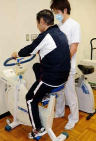 脳の悪性腫瘍を光線力学療法でほぼ取り除き、リハビリに励む男性=神戸大病院 脳の悪性腫瘍を光線力学療法でほぼ取り除き、リハビリに励む男性=神戸大病院