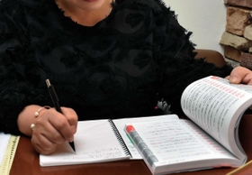 アロマセラピーの勉強にいそしむ女性 アロマセラピーの勉強にいそしむ女性