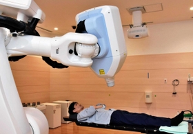 高精度のロボットアームに小型の放射線装置を搭載した「サイバーナイフ」=神戸市中央区港島中町8、神戸低侵襲がん医療センター 高精度のロボットアームに小型の放射線装置を搭載した「サイバーナイフ」=神戸市中央区港島中町8、神戸低侵襲がん医療センター