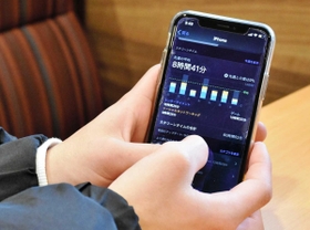 画面に表示された8時間41分の文字。ある1週間のスマホの1日平均使用時間だ=姫路市内 画面に表示された8時間41分の文字。ある1週間のスマホの1日平均使用時間だ=姫路市内