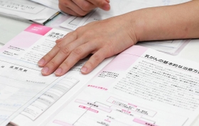乳がんの資料を開き、闘病について語る=神戸市中央区、神戸新聞社(撮影・斎藤雅志) 乳がんの資料を開き、闘病について語る=神戸市中央区、神戸新聞社(撮影・斎藤雅志)