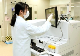 免疫測定装置HISCLを操作するシスメックス社員=神戸市内(シスメックス提供) 免疫測定装置HISCLを操作するシスメックス社員=神戸市内(シスメックス提供)