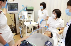 特別治療室で大郷英里奈医師(右から2人目)らが治療のために全身麻酔をかけるイメージ=西宮市北口町、ナチュラルスマイル西宮北口歯科 特別治療室で大郷英里奈医師(右から2人目)らが治療のために全身麻酔をかけるイメージ=西宮市北口町、ナチュラルスマイル西宮北口歯科