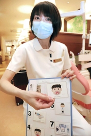 約30枚ある治療カードを使って、子どもに治療予定を説明する歯科衛生士の三木貴子さん 約30枚ある治療カードを使って、子どもに治療予定を説明する歯科衛生士の三木貴子さん