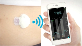 糖尿病患者の腹部に装着されたセンサーから、スマートフォンに血糖変動の記録が自動送信される「ガーディアンコネクト」(日本メドトロニック提供) 糖尿病患者の腹部に装着されたセンサーから、スマートフォンに血糖変動の記録が自動送信される「ガーディアンコネクト」(日本メドトロニック提供)
