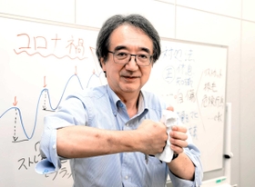 粘土を殴ってストレスをやり過ごす方法を紹介する兵庫教育大大学院の岩井圭司教授=神戸市中央区東川崎町1 粘土を殴ってストレスをやり過ごす方法を紹介する兵庫教育大大学院の岩井圭司教授=神戸市中央区東川崎町1