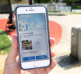 無料アプリ「mymizu(マイミズ)」で外出中の給水スポットを探すことができる=神戸市中央区(撮影・秋山亮太) 無料アプリ「mymizu(マイミズ)」で外出中の給水スポットを探すことができる=神戸市中央区(撮影・秋山亮太)
