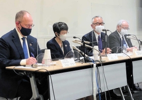 飲み薬の治験状況などについて述べる塩野義製薬の手代木功社長(右から2人目)ら=2021年11月1日、東京都千代田区(同社提供) 飲み薬の治験状況などについて述べる塩野義製薬の手代木功社長(右から2人目)ら=2021年11月1日、東京都千代田区(同社提供)