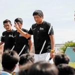 カンボジアの子どもにサッカーを指導する木場昌雄さん(右から3人目)。その熱意をスリランカへも届ける(JDFA提供)