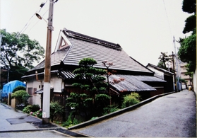尼崎の森中央緑地に移設され、20年ぶりに復元されることになった小坂家住宅(芦屋市教育委員会提供) 尼崎の森中央緑地に移設され、20年ぶりに復元されることになった小坂家住宅(芦屋市教育委員会提供)