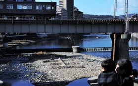 石積みで「生」の字をかたどったオブジェ=宝塚市の武庫川中州(撮影・三津山朋彦) 石積みで「生」の字をかたどったオブジェ=宝塚市の武庫川中州(撮影・三津山朋彦)