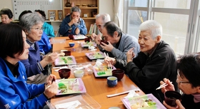 市営住宅の集会所で開かれている食事会=明石市二見町東二見 市営住宅の集会所で開かれている食事会=明石市二見町東二見