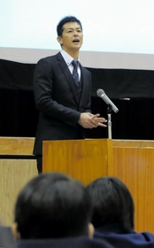 中学生に体験を伝える岡田哲也さん=西宮市平木町 中学生に体験を伝える岡田哲也さん=西宮市平木町