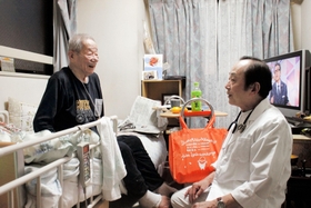 訪問診療する武村義人医師(右)と話す堀田秀夫さん=神戸市中央区 訪問診療する武村義人医師(右)と話す堀田秀夫さん=神戸市中央区
