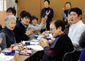 復興住宅のお年寄りらと交流する甲南高校の生徒たち=芦屋市陽光町 復興住宅のお年寄りらと交流する甲南高校の生徒たち=芦屋市陽光町