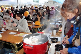 兵庫教育大の学生らが作った災害食を試食する住民ら=自由が丘中央公園 兵庫教育大の学生らが作った災害食を試食する住民ら=自由が丘中央公園
