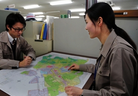 先輩職員と打ち合わせをする戸沢夏葉さん(右)=西宮市役所 先輩職員と打ち合わせをする戸沢夏葉さん(右)=西宮市役所