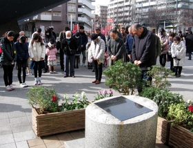 慰霊碑の前で黙とうをささげる参加者ら=灘区桜口町4 慰霊碑の前で黙とうをささげる参加者ら=灘区桜口町4