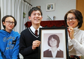 祖母啓子さんの遺影を手にする山本直樹さん(中央)、母広美さん(右)、妹花美さん=神戸市東灘区御影郡家1(撮影・大森 武) 祖母啓子さんの遺影を手にする山本直樹さん(中央)、母広美さん(右)、妹花美さん=神戸市東灘区御影郡家1(撮影・大森 武)