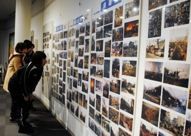 阪神・淡路大震災当時の写真などに見入る入館者=北淡震災記念公園 阪神・淡路大震災当時の写真などに見入る入館者=北淡震災記念公園