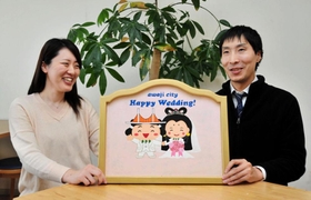 被災地支援の派遣中に知り合い、めでたくゴールインした藤田和辰さん(右)と妻の妙さん=淡路市役所 被災地支援の派遣中に知り合い、めでたくゴールインした藤田和辰さん(右)と妻の妙さん=淡路市役所