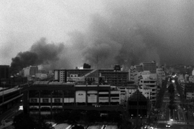地震発生直後、JR兵庫駅前の公団住宅から見た長田区方面。左端が兵庫駅、中央は駅前の商業ビル=17日午前6時ごろ、神戸市兵庫区 地震発生直後、JR兵庫駅前の公団住宅から見た長田区方面。左端が兵庫駅、中央は駅前の商業ビル=17日午前6時ごろ、神戸市兵庫区