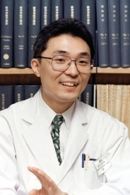 被災者に寄り添うことを心がけた精神科医の安克昌さん。被災した子どもたちを思い「その子が求めることを知ること、大事にすることが大切」と語っていた=1997年3月18日 被災者に寄り添うことを心がけた精神科医の安克昌さん。被災した子どもたちを思い「その子が求めることを知ること、大事にすることが大切」と語っていた=1997年3月18日