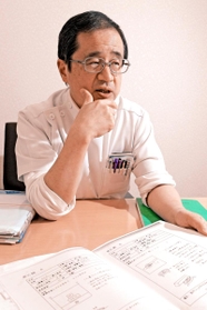 震災での生死の分かれ目を調査した井宮雅宏さん。まとめたメモは耐震化などの防災対策に貢献した=淡路市育波(撮影・後藤亮平) 震災での生死の分かれ目を調査した井宮雅宏さん。まとめたメモは耐震化などの防災対策に貢献した=淡路市育波(撮影・後藤亮平)