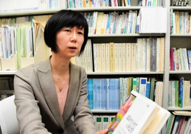 災害時に起きる社会問題のメカニズムの研究に取り組む菅磨志保さん=大阪府高槻市白梅町、関西大高槻ミューズキャンパス 災害時に起きる社会問題のメカニズムの研究に取り組む菅磨志保さん=大阪府高槻市白梅町、関西大高槻ミューズキャンパス