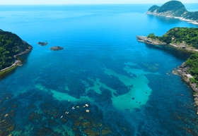 「竹野ブルー」に染まる大浦湾。右奥は猫崎。その先に日本海の水平線が広がる=豊岡市竹野町切浜 「竹野ブルー」に染まる大浦湾。右奥は猫崎。その先に日本海の水平線が広がる=豊岡市竹野町切浜