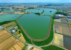 中央に連なる三つのため池が「加古大池」。遠くには淡路島や明石海峡大橋が見える=兵庫県稲美町加古 中央に連なる三つのため池が「加古大池」。遠くには淡路島や明石海峡大橋が見える=兵庫県稲美町加古