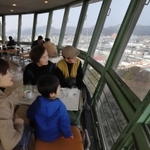 大きなガラス窓から市街を一望できる喫茶店=姫路市西延末