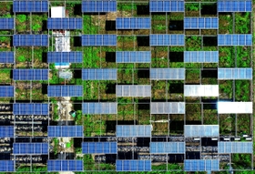 市松模様を描くように規則正しく並んだ太陽光発電パネル(小型無人機より撮影)=宝塚市大原野 市松模様を描くように規則正しく並んだ太陽光発電パネル(小型無人機より撮影)=宝塚市大原野
