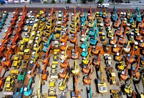 約2万2千平方メートルの敷地に並んだ中古建機。洗車や検品を済ませ、オークションを待つばかり(小型無人機より撮影)=神戸市中央区港島8 約2万2千平方メートルの敷地に並んだ中古建機。洗車や検品を済ませ、オークションを待つばかり(小型無人機より撮影)=神戸市中央区港島8