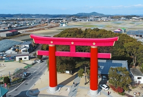 のどかな景観の平野に立つおのころ島神社の大鳥居=南あわじ市榎列下幡多 のどかな景観の平野に立つおのころ島神社の大鳥居=南あわじ市榎列下幡多