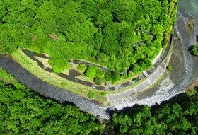 青野川に沿うように設けられた「多自然型魚道」。うねった水の道が跳ねる魚の輪郭を描く(小型無人機より撮影)=三田市加茂 青野川に沿うように設けられた「多自然型魚道」。うねった水の道が跳ねる魚の輪郭を描く(小型無人機より撮影)=三田市加茂