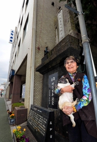 金子直吉の親族、〓田和子さん。後ろの坂本龍馬誕生地の記念碑は観光スポットでもある=高知市上町1(撮影・田中靖浩)〓は雨の下に鶴 金子直吉の親族、〓田和子さん。後ろの坂本龍馬誕生地の記念碑は観光スポットでもある=高知市上町1(撮影・田中靖浩)〓は雨の下に鶴