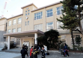 鈴木よねが創立に関わった神戸市立女子商業学校の流れをくむ市立神港高校=神戸市兵庫区会下山町3(撮影・田中靖浩) 鈴木よねが創立に関わった神戸市立女子商業学校の流れをくむ市立神港高校=神戸市兵庫区会下山町3(撮影・田中靖浩)