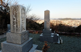 金子直吉の墓。奉公時代を送った高知の市街地を望む=高知市筆山(撮影・田中靖浩) 金子直吉の墓。奉公時代を送った高知の市街地を望む=高知市筆山(撮影・田中靖浩)