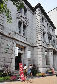 兼松が建設した「海岸ビルヂング」。れんが造り3階建ての建物は国登録有形文化財となっている=神戸市中央区海岸通3(撮影・田中靖浩) 兼松が建設した「海岸ビルヂング」。れんが造り3階建ての建物は国登録有形文化財となっている=神戸市中央区海岸通3(撮影・田中靖浩)