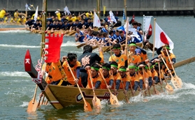 市を挙げての祭りとなったペーロン競漕。一時は播磨造船所の海上運動会だった=7月、相生湾(撮影・山崎 竜) 市を挙げての祭りとなったペーロン競漕。一時は播磨造船所の海上運動会だった=7月、相生湾(撮影・山崎 竜)