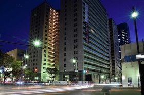 焼き打ちされた鈴木商店の跡地。現在はマンションが立つ=神戸市中央区栄町通7(撮影・中西大二) 焼き打ちされた鈴木商店の跡地。現在はマンションが立つ=神戸市中央区栄町通7(撮影・中西大二)