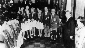 1964年の東京五輪後、皇居に招かれた女子バレーボールチームと西川政一(右から3人目) 1964年の東京五輪後、皇居に招かれた女子バレーボールチームと西川政一(右から3人目)