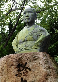 鈴木よねの胸像。鈴木家の寄進で再興した禅寺にある=神戸市灘区篠原北町3、祥龍寺(撮影・田中靖浩) 鈴木よねの胸像。鈴木家の寄進で再興した禅寺にある=神戸市灘区篠原北町3、祥龍寺(撮影・田中靖浩)